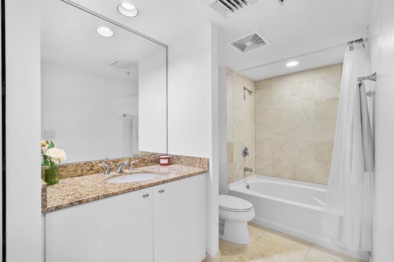 Image 15 of 49 For 610 Las Olas Blvd  1621