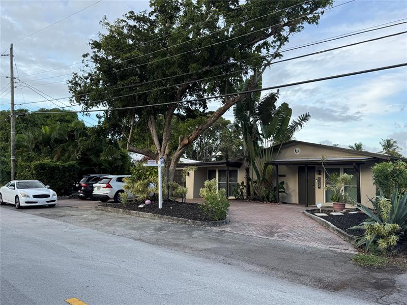 Image 14 of 59 For 2133 Coral Gardens Dr