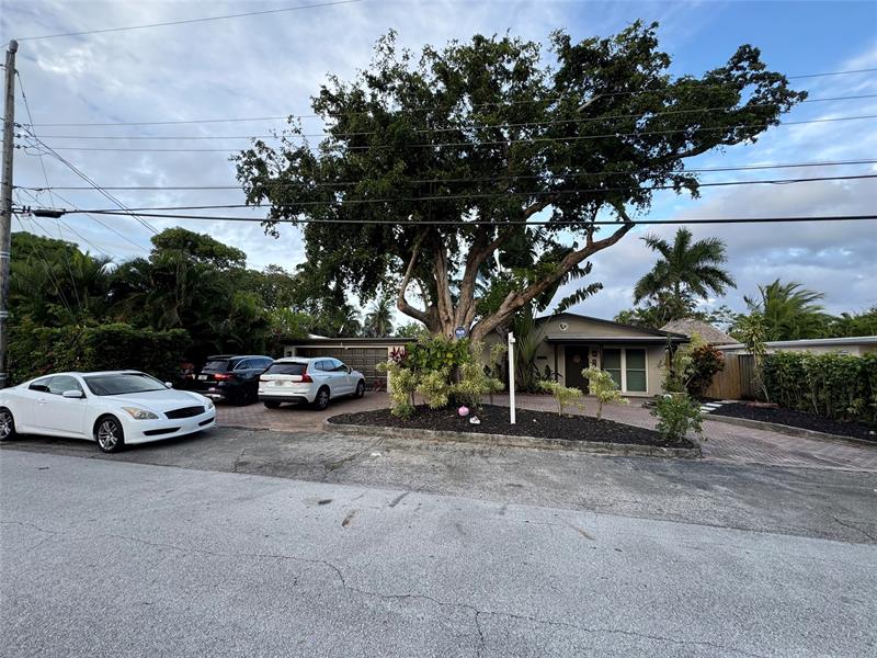 Image 16 of 59 For 2133 Coral Gardens Dr