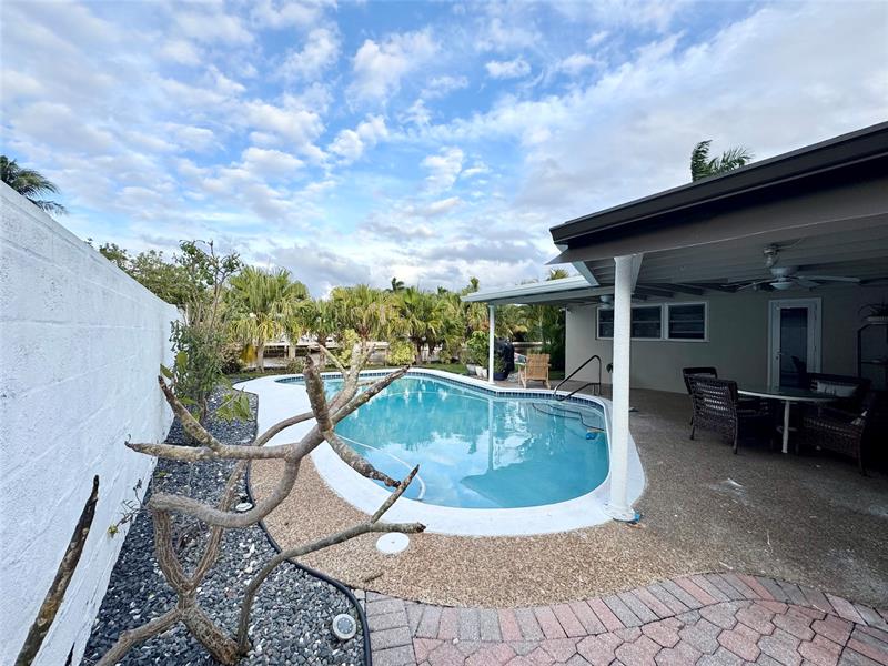 Image 8 of 59 For 2133 Coral Gardens Dr