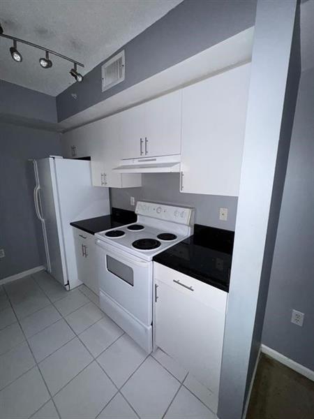 Image 19 of 22 For 4852 State Road 7  204