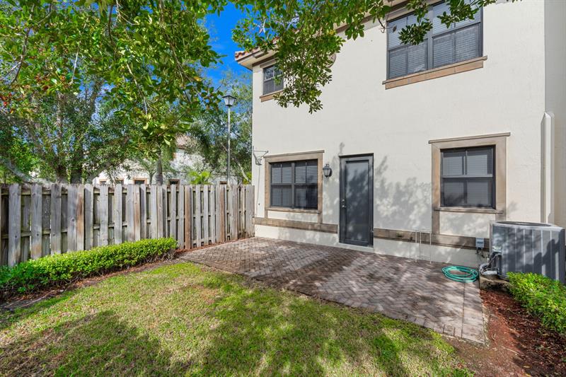 Image 22 of 25 For 9596 Town Parc Cir N  9596