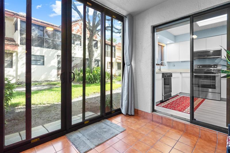 Image 21 of 39 For 3351 Emerald Oaks Dr 103