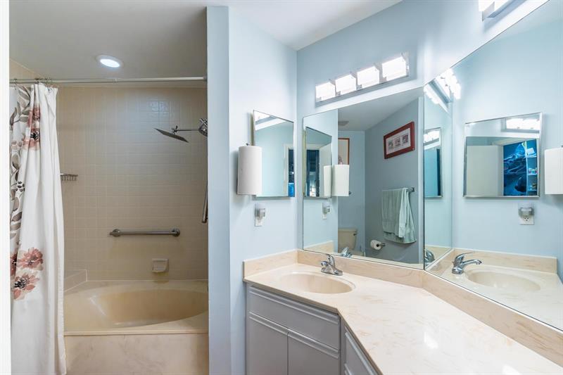 Image 29 of 39 For 3351 Emerald Oaks Dr 103