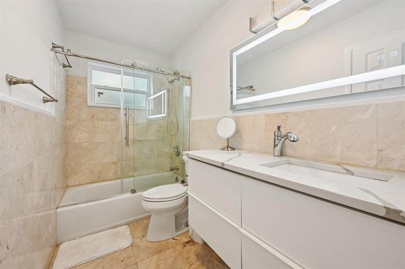 Image 22 of 39 For 600 5th Ct  