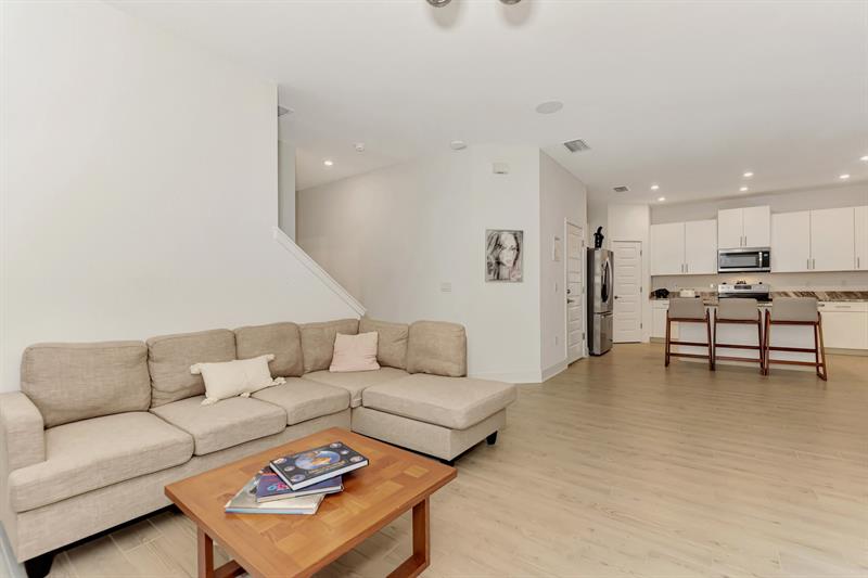 Image 10 of 48 For 2587 Temple Street