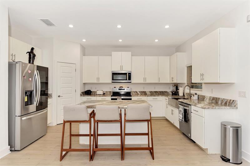 Image 15 of 48 For 2587 Temple Street