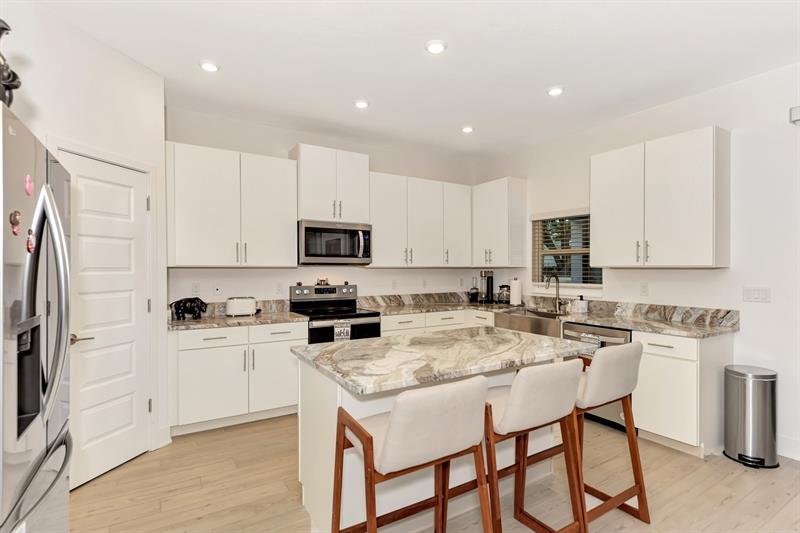 Image 16 of 48 For 2587 Temple Street