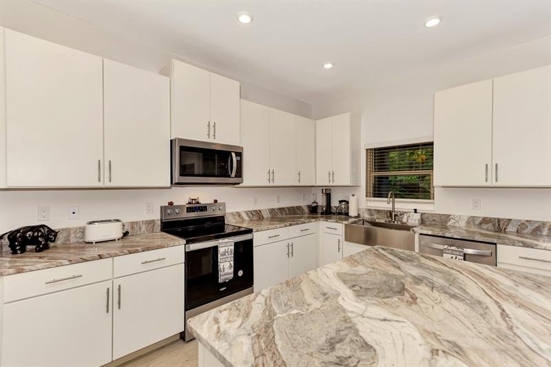 Image 21 of 48 For 2587 Temple Street