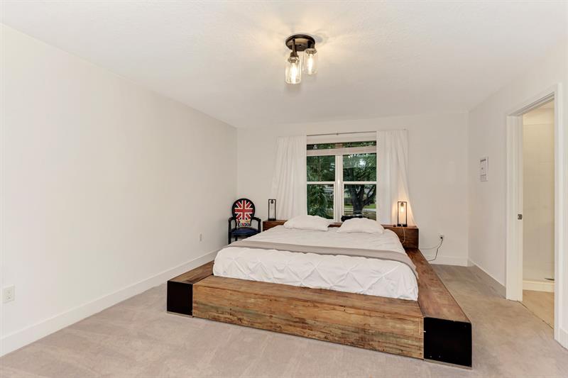 Image 27 of 48 For 2587 Temple Street