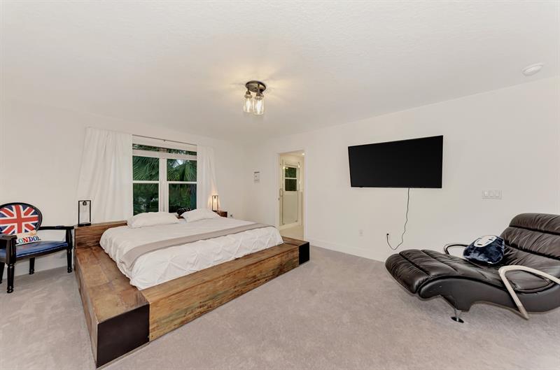 Image 28 of 48 For 2587 Temple Street