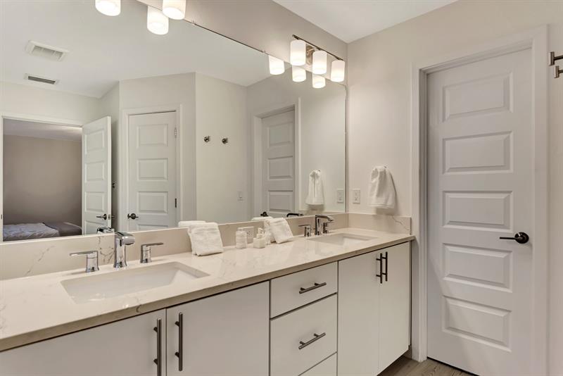 Image 32 of 48 For 2587 Temple Street