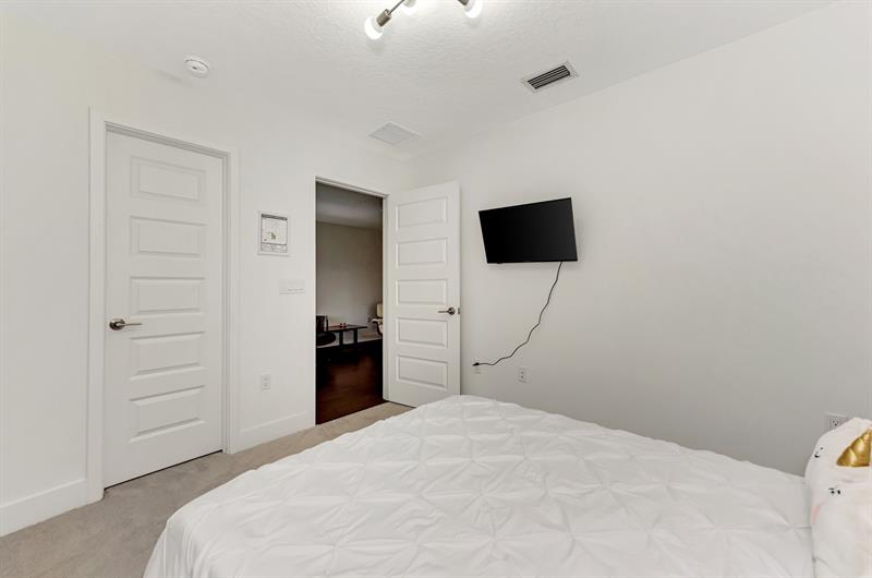 Image 35 of 48 For 2587 Temple Street