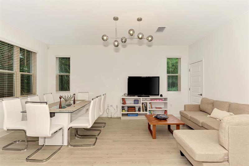 Image 8 of 48 For 2587 Temple Street