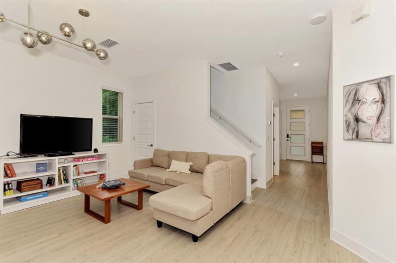 Image 9 of 48 For 2587 Temple Street