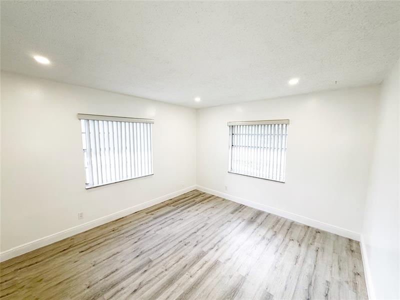 Image 15 of 37 For 2710 Riverside Dr  201