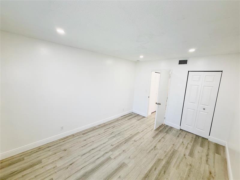 Image 16 of 37 For 2710 Riverside Dr  201