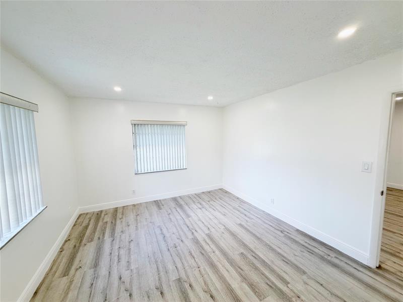 Image 18 of 37 For 2710 Riverside Dr  201