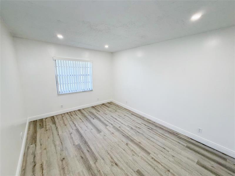 Image 29 of 37 For 2710 Riverside Dr  201