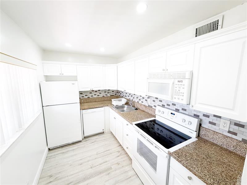 Image 5 of 37 For 2710 Riverside Dr  201