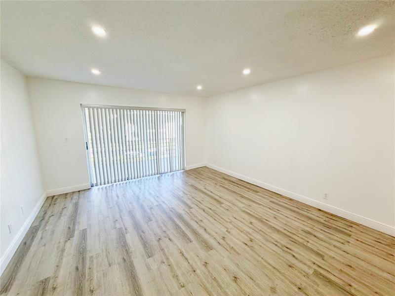 Image 8 of 37 For 2710 Riverside Dr  201