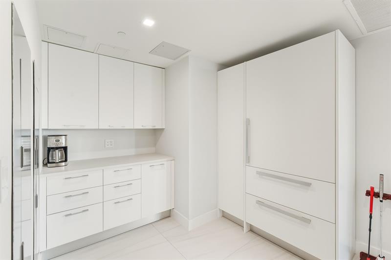 Image 16 of 47 For 730 Ocean Blvd  404