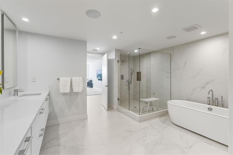 Image 18 of 47 For 730 Ocean Blvd  404