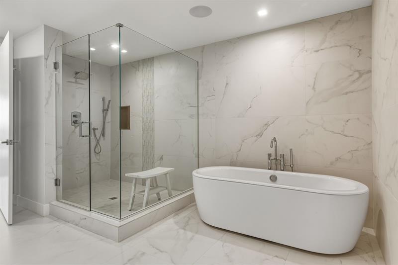 Image 20 of 47 For 730 Ocean Blvd  404