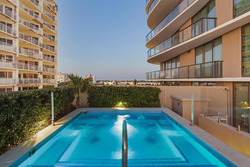 Image 34 of 47 For 730 Ocean Blvd  404