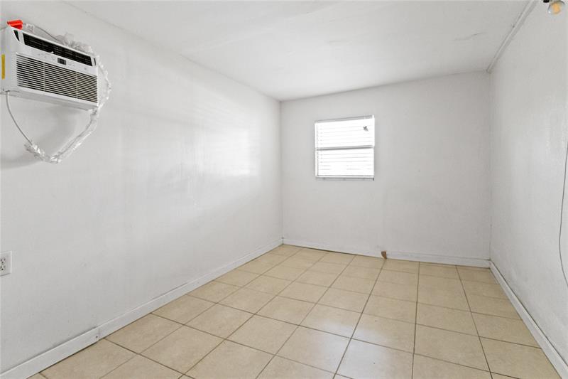 Image 24 of 47 For 4184 49th Ct