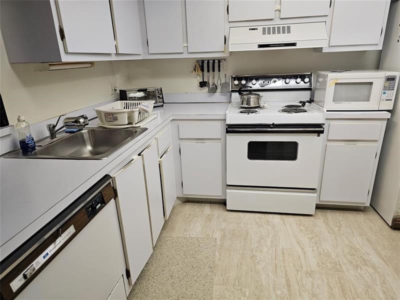 Image 7 of 23 For 5570 44th St  405a