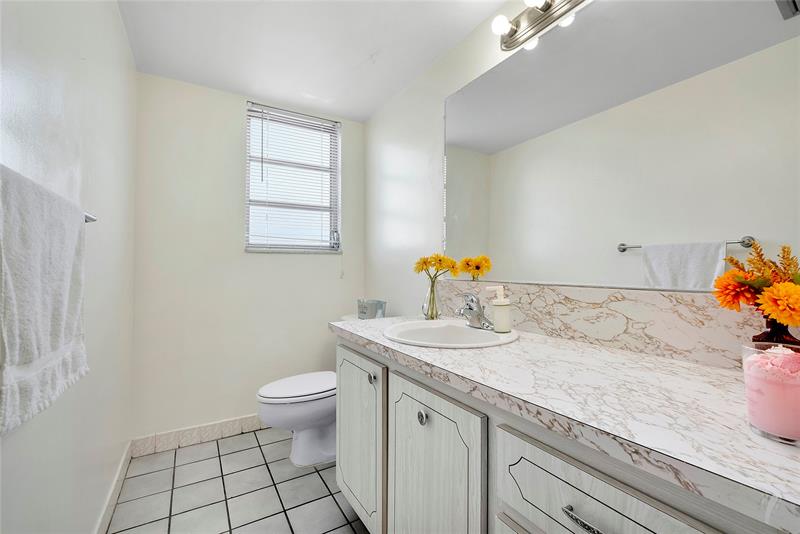 Image 11 of 13 For 1811 Jefferson St  708