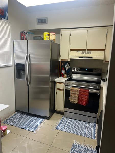 Image 3 of 20 For 3053 Oakland Forest Dr 201