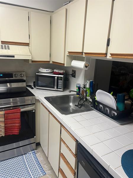 Image 4 of 20 For 3053 Oakland Forest Dr 201