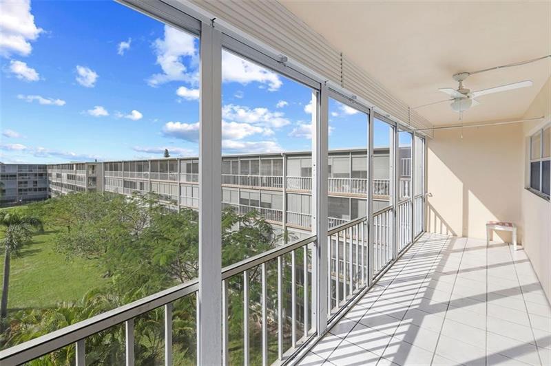 Image 3 of 39 For 4650 Washington St  504