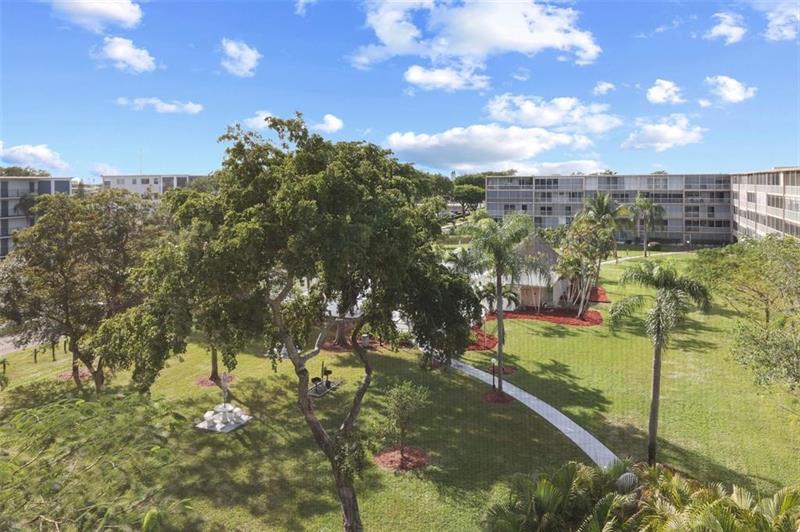 Image 33 of 39 For 4650 Washington St  504