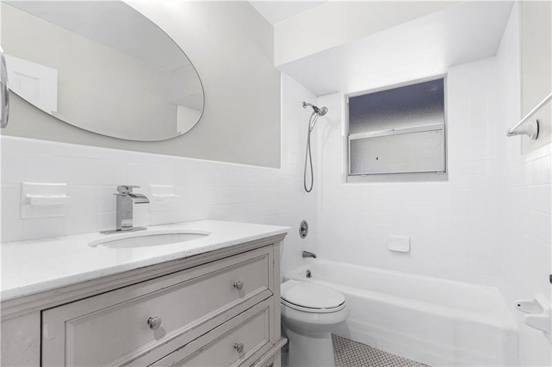 Image 13 of 21 For 5840 37th Ave