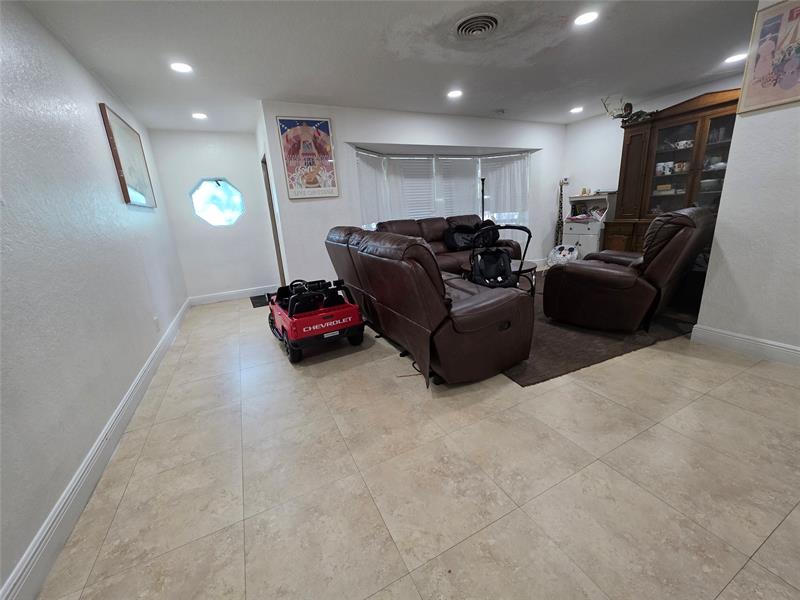 Image 3 of 9 For 1970 32nd St