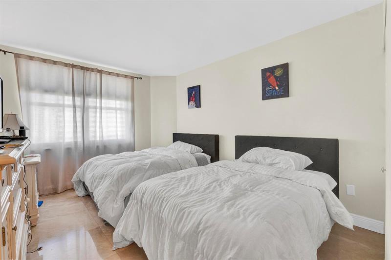 Image 19 of 35 For 1980 Ocean Dr 10h