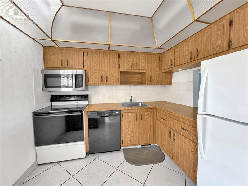 Image 7 of 14 For 1035 Country Club Dr  407