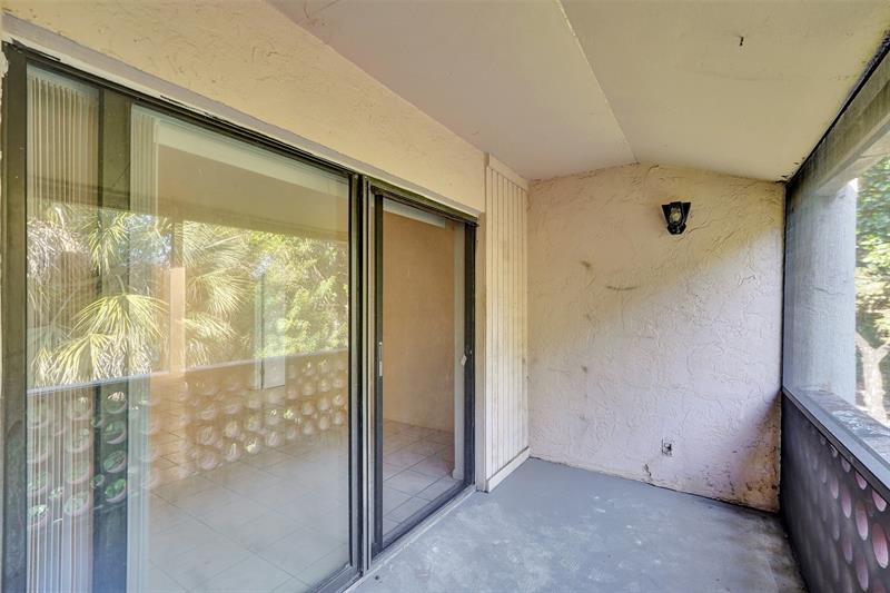 Image 30 of 36 For 4218 Inverrary Blvd  95b