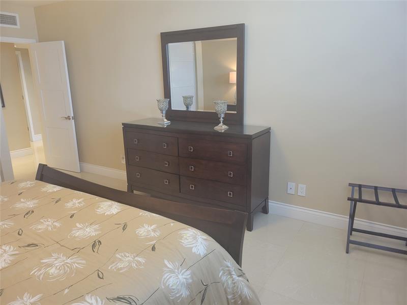 Image 13 of 25 For 19370 Collins Ave 1218