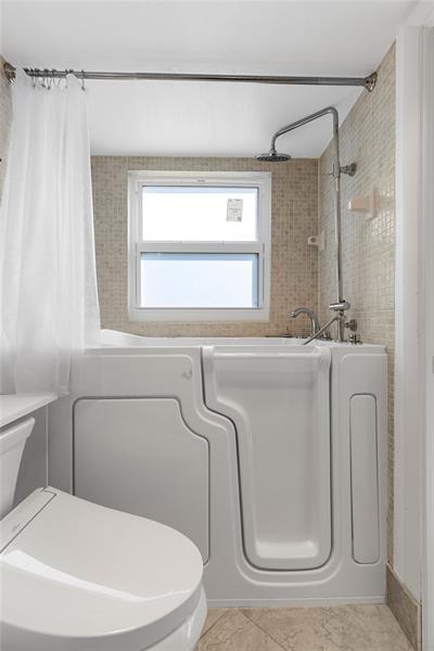 Image 26 of 53 For 1081 Westbury H 1081