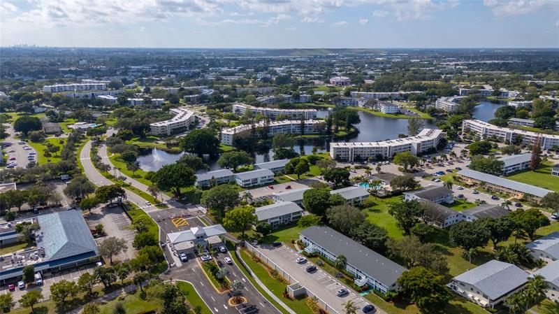 Image 33 of 53 For 1081 Westbury H 1081