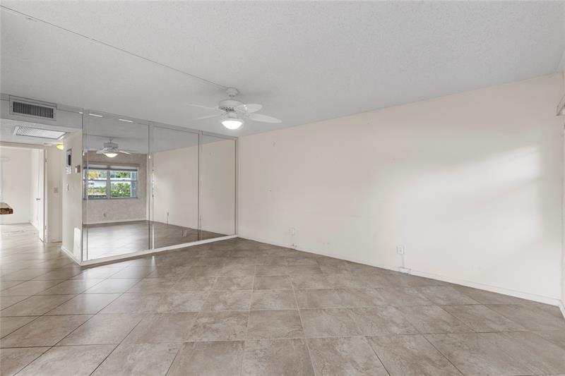 Image 4 of 53 For 1081 Westbury H 1081