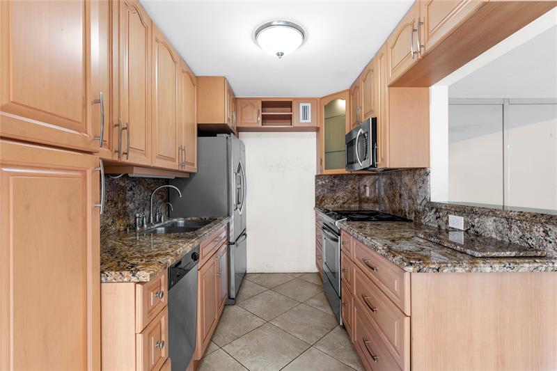 Image 6 of 53 For 1081 Westbury H 1081