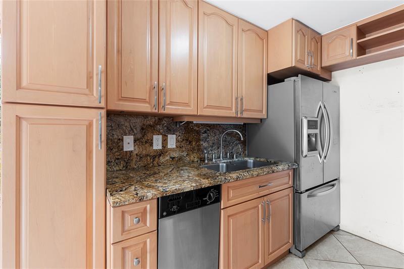 Image 7 of 53 For 1081 Westbury H 1081