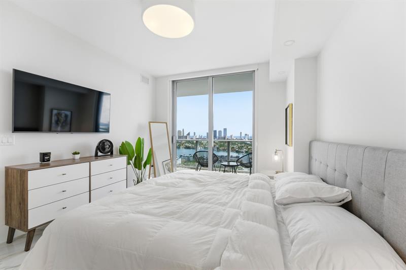 Image 18 of 50 For 16385 Biscayne Blvd 2516