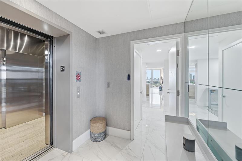 Image 3 of 50 For 16385 Biscayne Blvd 2516