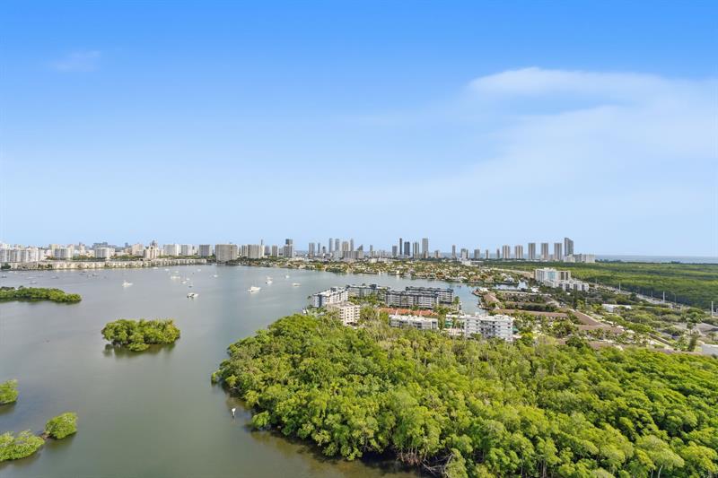 Image 32 of 50 For 16385 Biscayne Blvd 2516